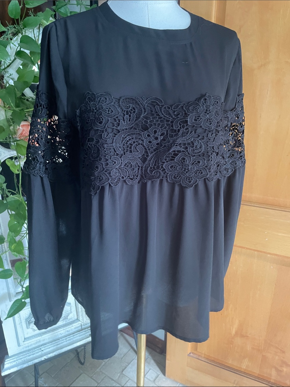 Harlowe & Graham Small NWOT Women's Black Lace-Trim Long Sleeve Top